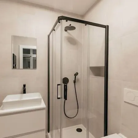 Henry's Appt With A Private 415 - Shared Kitchen Apartman