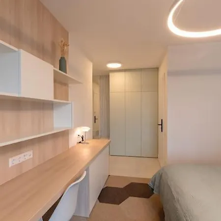 Henry's Appt With A Private 415 - Shared Kitchen