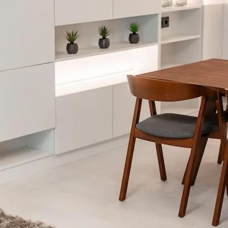 Henry's Appt With A Private 415 - Shared Kitchen * Lucembursko