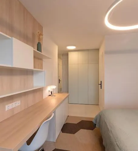 Henry's Appt With A Private 415 - Shared Kitchen